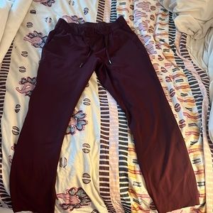 lululemon on the fly pant sz 6 burgundy